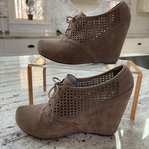 Fergalicious Dade Wedge Suede Platform Bootie size 9.5 - Picture 3 of 8